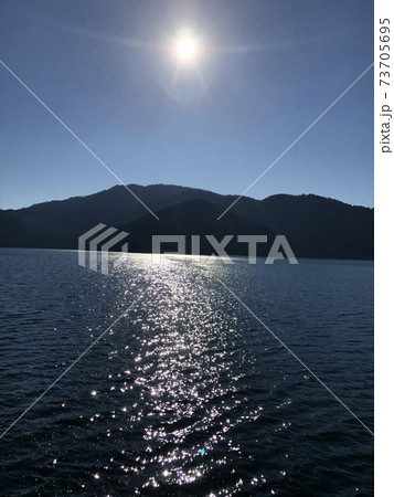 輝く芦ノ湖の湖面 輝く芦ノ湖の湖面 73705695