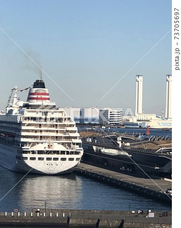 横浜山下公園と豪華クルーズ船を望む 73705697