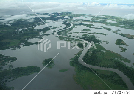上空から見たアマゾン河　ブラジル 73707550