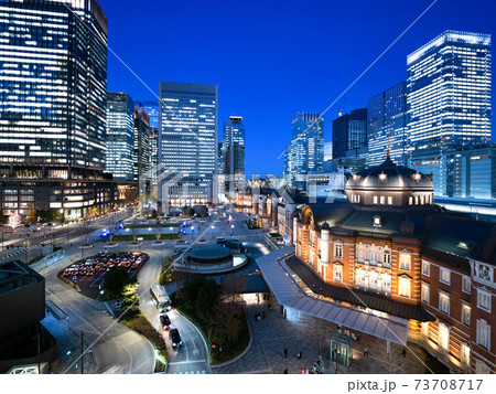 夕暮れの東京駅と丸の内駅前広場 73708717