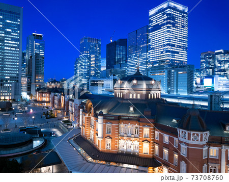 夕暮れの東京駅赤レンガ駅舎 73708760