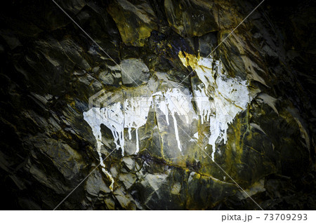 地下壕の奥を指す矢印 73709293