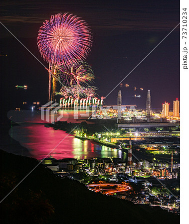 スターライトイリュージョン マリーナシティと海南市の街並みと花火 73710234
