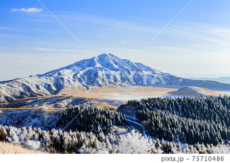 杵島岳登山道から見た冬の烏帽子岳　熊本県阿蘇市 73710486