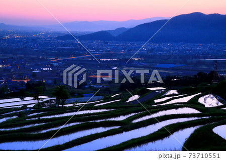 春の姨捨の棚田 73710551