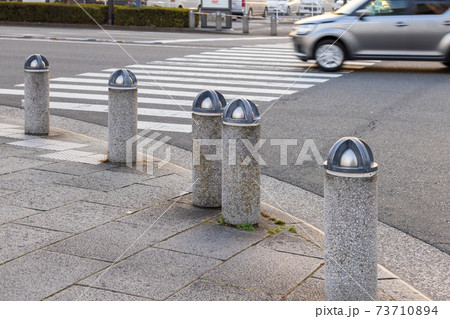 交差点の車よけのボラード 交差点の車よけのボラード 73710894