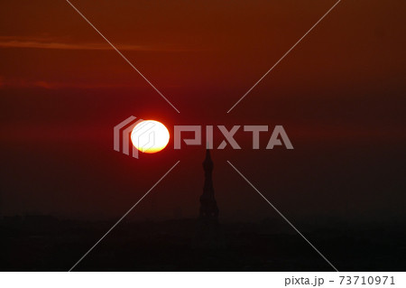 持尾展望台からの夕陽とPLの塔 73710971