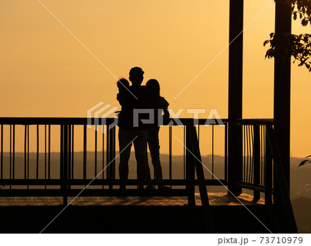 持尾展望台からの夕陽とPLの塔 73710979