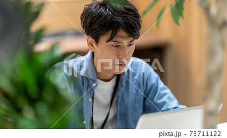 ビジネス　男性　シェアオフィス　考える 73711122
