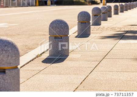 道路の脇にある車よけのボラードの写真素材 [73711357] - PIXTA