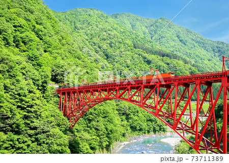 黒部峡谷鉄道のトロッコ電車 黒部峡谷鉄道のトロッコ電車 73711389