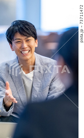ビジネス 打合せ 商談 相談 ミーティング カジュアル ビジネス 打合せ 商談 相談 ミーティング カジュアル 73711472