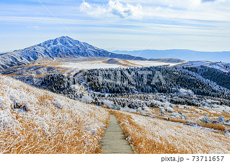 杵島岳登山道から見た冬の烏帽子岳と草千里ヶ浜 熊本県阿蘇市 杵島岳登山道から見た冬の烏帽子岳と草千里ヶ浜 熊本県阿蘇市 73711657