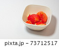 カットいちご 73712517