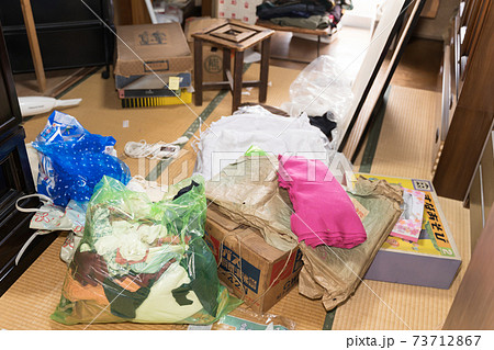 大掃除で散らかった部屋 73712867