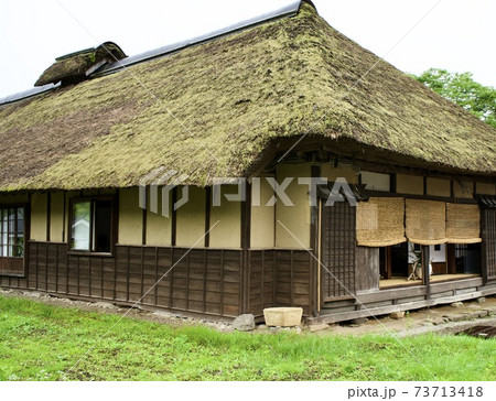 茅葺屋根の建物 大内宿 73713418