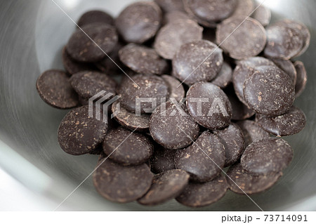 クーベルチュールチョコレートのタブレット【白背景】 クーベルチュールチョコレートのタブレット【白背景】 73714091