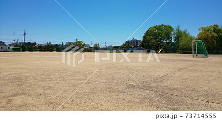 学校の校庭風景 73714555