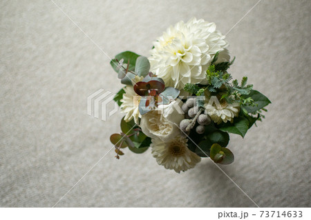 花瓶に生けた白いダリアのブーケ 花瓶に生けた白いダリアのブーケ 73714633