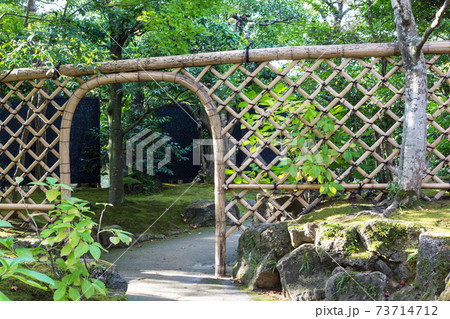 光悦寺垣のある木漏れ日の日本庭園の写真素材