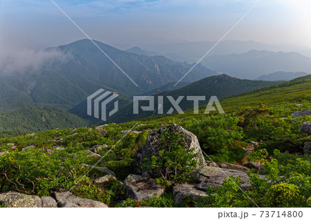 奥秩父・金峰山稜線から見る小川山方面の山並み 73714800