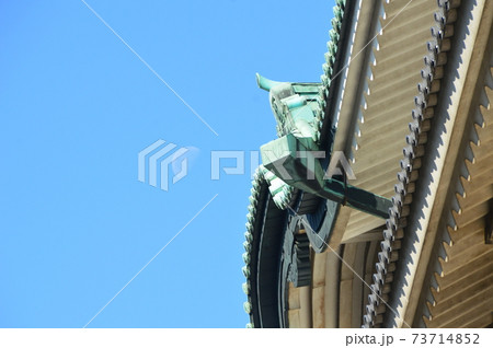 名古屋城の天守閣･昼間の月（愛知県名古屋市） 73714852