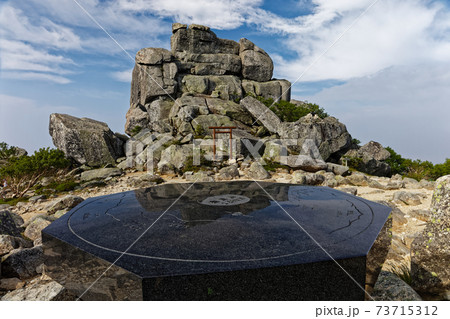 夏の奥秩父・金峰山山頂の風景 73715312
