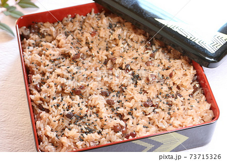 重箱に入った赤飯の写真素材