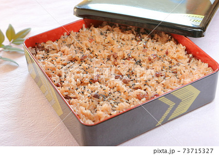 重箱に入った赤飯の写真素材