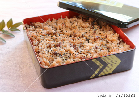 重箱に入った赤飯　 73715331