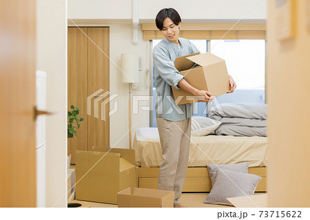 引越しをする若い男性 引越しをする若い男性 73715622