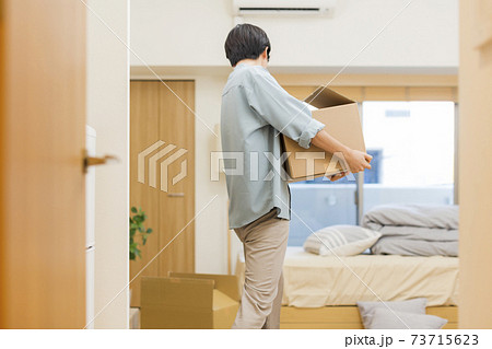 引越しをする若い男性 73715623