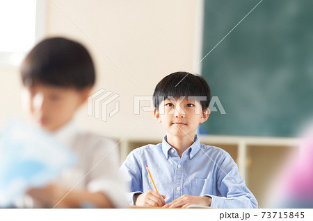 教室で勉強をする小学生 教室で勉強をする小学生 73715845