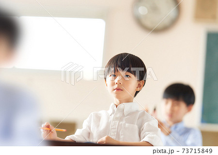 教室で勉強をする小学生 73715849
