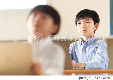 教室で勉強をする小学生 73715876
