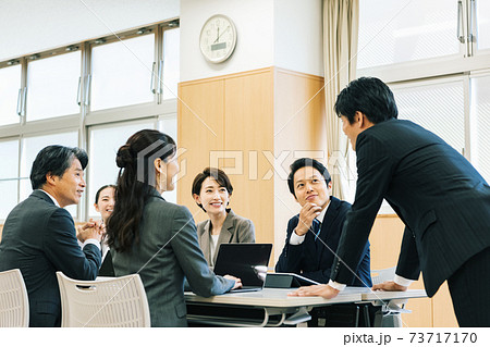 会議で話し合うビジネスパーソン 73717170