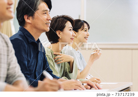 セミナーに参加する男女 セミナーに参加する男女 73717239
