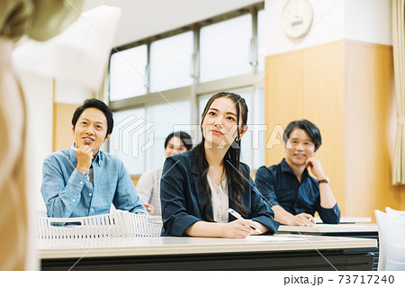 セミナーを受ける人々 セミナーを受ける人々 73717240