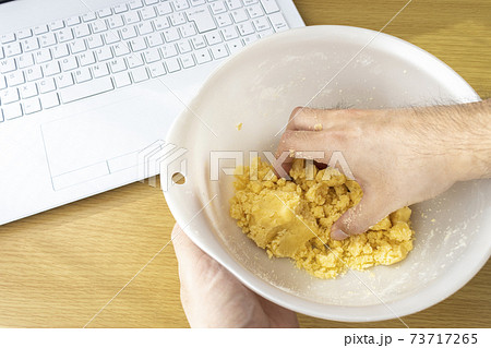 ノートパソコンを見てクッキーを作る男性のイメージ ノートパソコンを見てクッキーを作る男性のイメージ 73717265