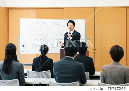 研修で教える男性講師 研修で教える男性講師 73717266