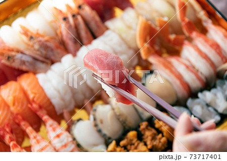 桶にたくさん詰められたお寿司 73717401