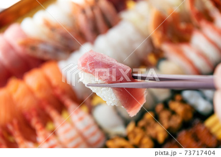 桶にたくさん詰められたお寿司 73717404