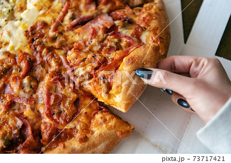 宅配ピザを食べる女性 73717421