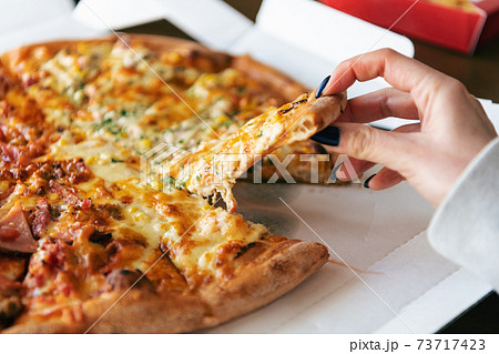 宅配ピザを食べる女性 宅配ピザを食べる女性 73717423