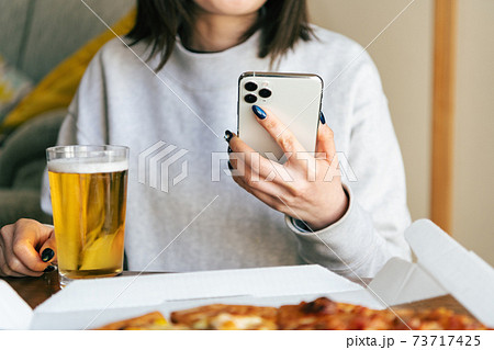 自宅でオンライン飲み会をする女性 自宅でオンライン飲み会をする女性 73717425