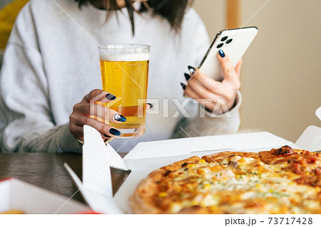 自宅でオンライン飲み会をする女性 73717428