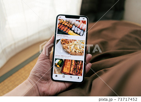 スマホで出前を頼むイメージ 73717452