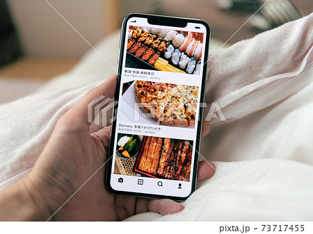 スマホで出前を頼むイメージ 73717455