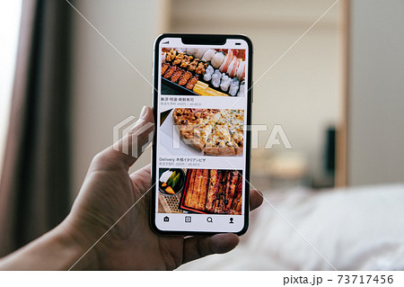 スマホで出前を頼むイメージ スマホで出前を頼むイメージ 73717456
