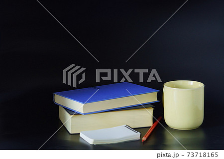 2020年10月26日撮影:本とコーヒーマグカップ 2020年10月26日撮影:本とコーヒーマグカップ 73718165